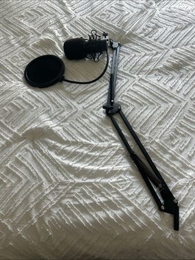 Black USB Condenser Microphone Kit Adjustable Boom Arm for Gaming & Streaming